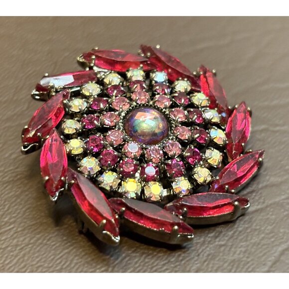 UNSIGNED BEAUTY! Vintage Fuchsia Red & Pink AB Rhinestone Pinwheel Circle Brooch - Picture 3 of 8